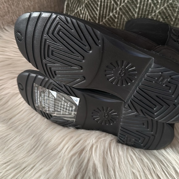 UGG NAIYAH BLACK Water 💦 Resistant - Picture 10 of 11